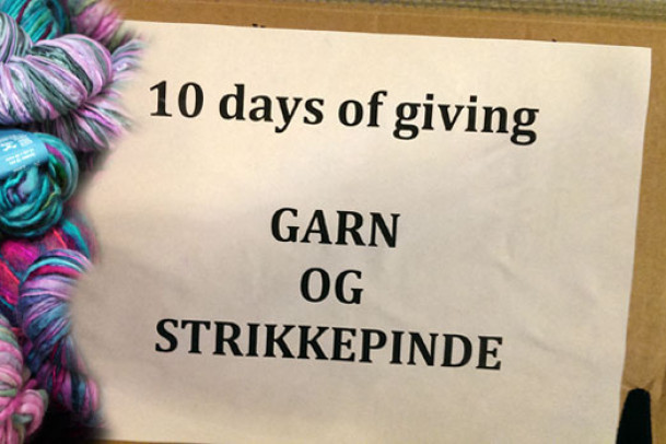Garn og strikkepinde til 10 Days of Giving