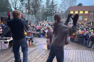 Morgensang i skolengården