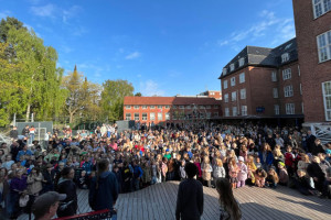 Morgensang i skolegården