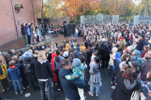 Morgensang i gården